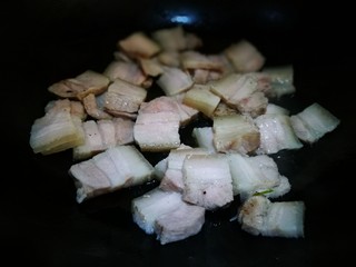 11、无法拒绝的下饭菜～回锅肉,锅中倒少许油 倒入肉片煸炒出油