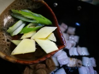 12、无法拒绝的下饭菜～回锅肉,倒入姜片葱段