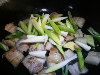 13、无法拒绝的下饭菜～回锅肉,倒入青蒜白