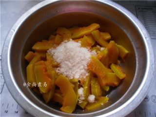 3、蓬松柔软马拉糕,趁热倒入大盆中，加上少量白糖