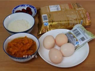 5、蓬松柔软马拉糕,南瓜糊和鸡蛋提前从冰箱取出回温，温度太凉了影响酵母的发酵