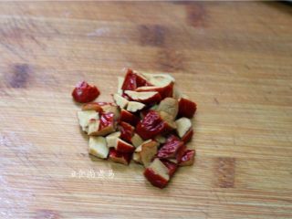 10、蓬松柔软马拉糕,红枣去核取肉，切粒