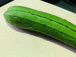 1、丝瓜炒毛豆,丝瓜一根先冲洗干净；