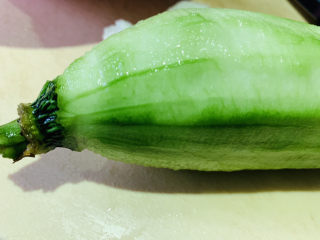 2、丝瓜炒毛豆,削皮，切块；