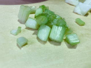 6、丝瓜炒毛豆,葱白少许；