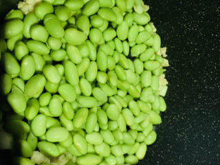 9、丝瓜炒毛豆,倒入青豆；