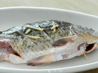 4、烤鱼,腌制1个小时以上，腌制的时间久，是为了入味。