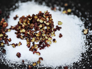 5、烤鱼,腌制鱼的同时，把花椒和盐放入锅内，小火翻炒。