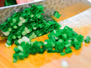 7、烤鱼,葱切成末。