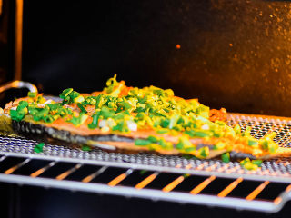 11、烤鱼,继续放入烤箱内，烤5分钟。完成。