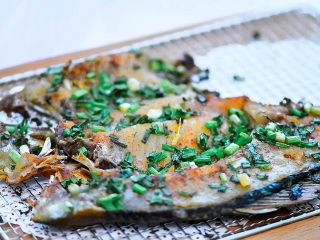 12、烤鱼,烤好的鱼，散发着葱香。