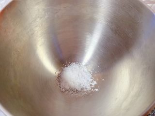 2、红糖发糕,将白糖倒入面桶中