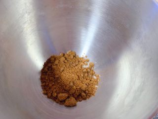 3、红糖发糕,红糖倒入面桶中