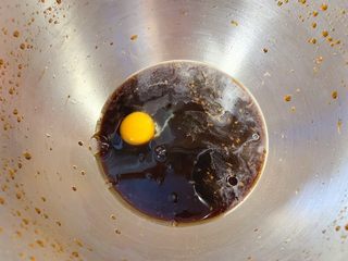 5、红糖发糕,接着打入鸡蛋