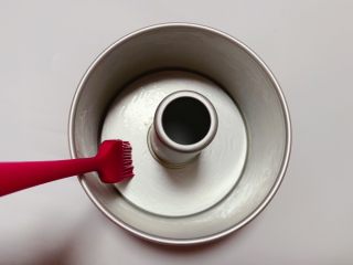 11、红糖发糕,并将中空模具刷上一层玉米油