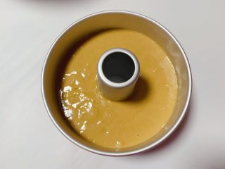 12、红糖发糕,再将搅拌好的面糊倒入模具中