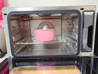 13、红糖发糕,轻震后放入蒸烤箱中