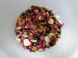 5、「2+1」款冬季暖胃养生米糊,所有食材准备好，淘洗干净