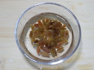 11、「2+1」款冬季暖胃养生米糊,葡萄干洗净沙子