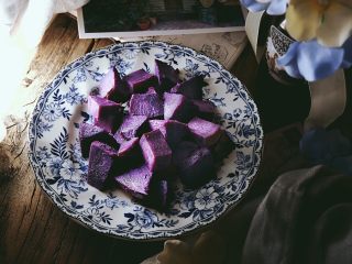 2、快手 健康免油炸的 拔丝紫薯,蒸好后切块 去皮,放凉备用
