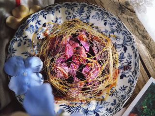 6、快手 健康免油炸的 拔丝紫薯,用勺尖沾着糖液绕着紫薯转圈