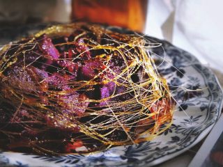 8、快手 健康免油炸的 拔丝紫薯,成品颜色靓丽 紫薯和金黄的糖丝搭配着很好看,外壳酥脆 内里软糯