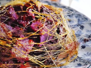 9、快手 健康免油炸的 拔丝紫薯,夹起来有一缕缕的糖丝,好玩 好看 又好吃~