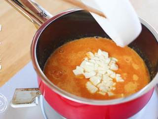 9、8m+豆腐蛋黄糊（宝宝辅食）,加入豆腐丁~