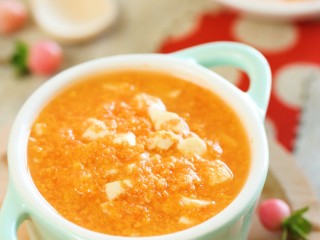 10、8m+豆腐蛋黄糊（宝宝辅食）,再煮上三分钟就可以了。这样，一碗好吃又好看的豆腐蛋黄糊就做好了。放到温温热的时候，给娃拿个勺就可以吃起来了~