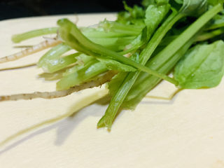 3、菠菜木耳炒鸡蛋,洗净，菠菜根很有营养，不要摘除；