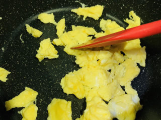 9、菠菜木耳炒鸡蛋,大火翻炒；