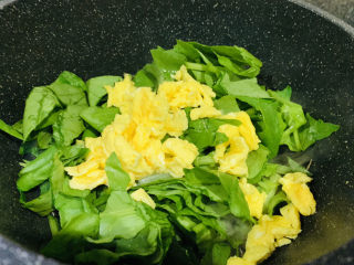 12、菠菜木耳炒鸡蛋,菠菜炒断生，鸡蛋倒入；