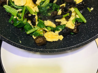 16、菠菜木耳炒鸡蛋,炒均匀，出锅；