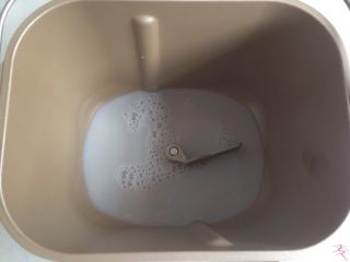1、黑豆红枣豆浆小餐包,将豆浆倒入面包桶，加入糖和盐。（豆浆量仅供参考，要根据面粉吸水量而定