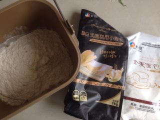 2、黑豆红枣豆浆小餐包,倒入面粉