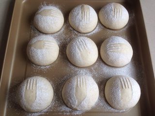 10、黑豆红枣豆浆小餐包,在面包坯上，轻轻放上一个叉子，在上方用筛网过筛面粉