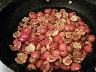 3、山楂糕,在加10克盐泡一小时,洗干净捞出。