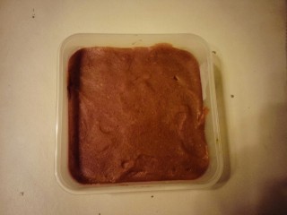 10、山楂糕,我晚上做的拍照有一点阴影,倒入保鲜盒磨平放凉,在冷藏一夜。