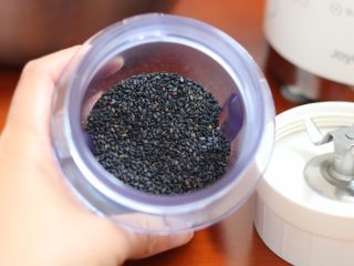 3、黑芝麻糊,8.将熟黑芝麻放入干磨杯中，不要超过刻度线