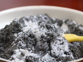 4、黑芝麻糊,10.打碎的黑芝麻和炒熟的糯米混合均匀