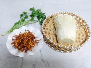 1、虫草花拌金针菇,准备好食材