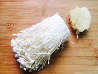 2、虫草花拌金针菇,金针菇切掉根部