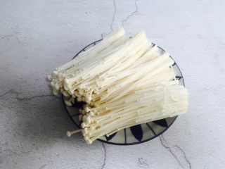 3、虫草花拌金针菇,清洗干净沥干水分