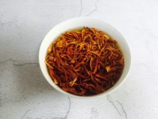 4、虫草花拌金针菇,虫草花浸泡十分钟