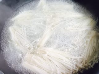 8、虫草花拌金针菇,焯烫两三分钟