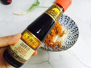 15、虫草花拌金针菇,凉拌汁，采用酱油、醋、大蒜、辣椒及芝麻油精制而成。具有酱油的豉香、米醋的醇香、芝麻油的浓香于一体，微辣酸爽，鲜香可口