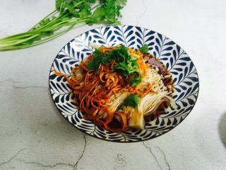 17、虫草花拌金针菇,撒上香菜末