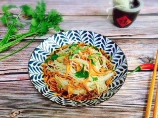 18、虫草花拌金针菇,吃的时候搅拌均匀