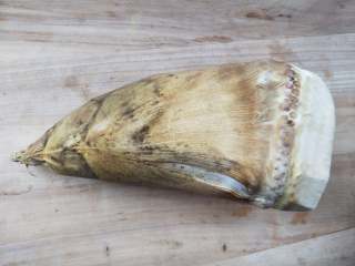 1、春笋炒腊肠,带着泥土气息的春笋一根。