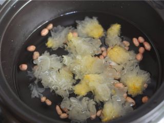 6、银耳南瓜补血汤,先放银耳和花生，煮15分钟